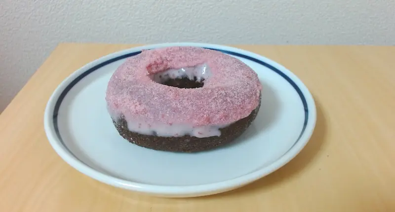 皿に乗ったダブルストロベリーチョコレート ミスタードーナッツ