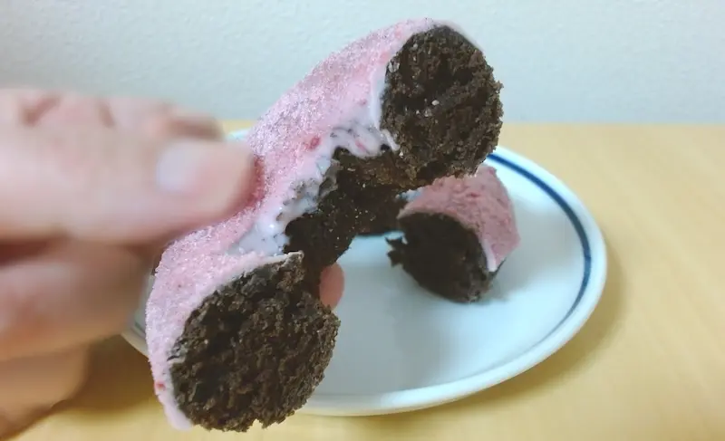 半分にカットしたダブルストロベリーチョコレート ミスタードーナッツ