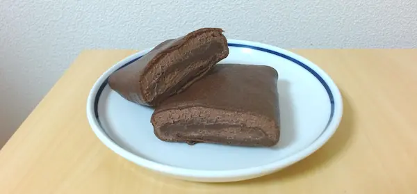 ローソン くちどけショコラクレープ 皿に乗せた商品